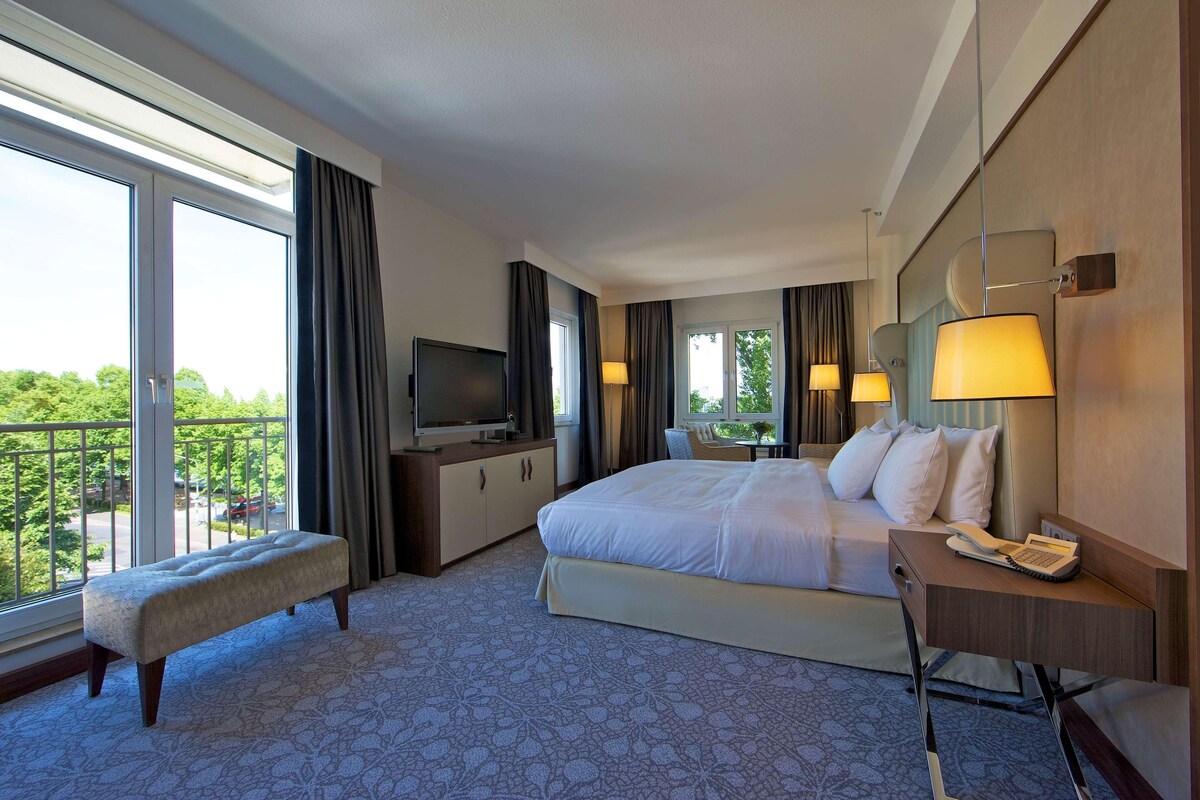 Egyptian cotton sheets, premium bedding, in-room safe, desk