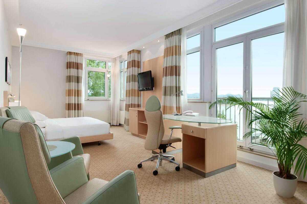 Egyptian cotton sheets, premium bedding, in-room safe, desk