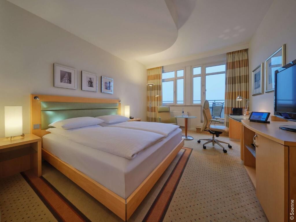 Egyptian cotton sheets, premium bedding, in-room safe, desk