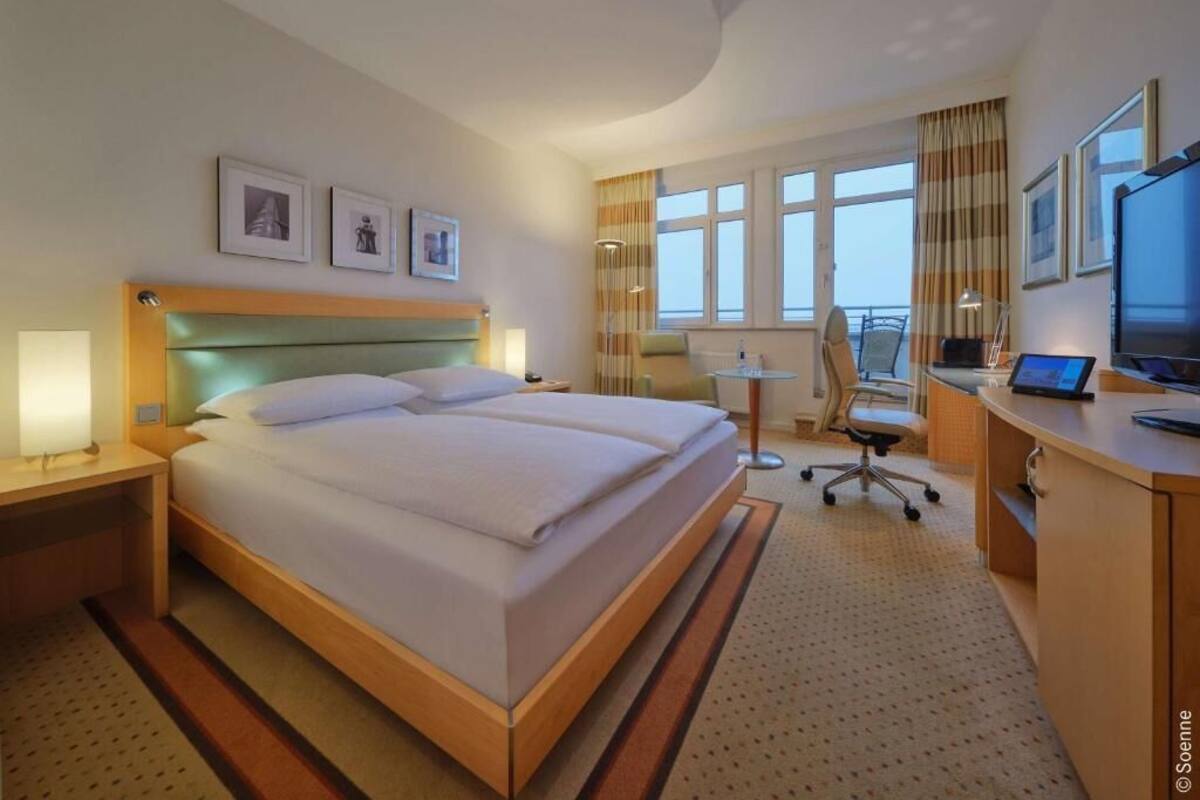 Egyptian cotton sheets, premium bedding, in-room safe, desk