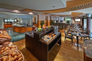 Daily buffet breakfast for a fee - Dorint Hotel Bonn (Bonn)