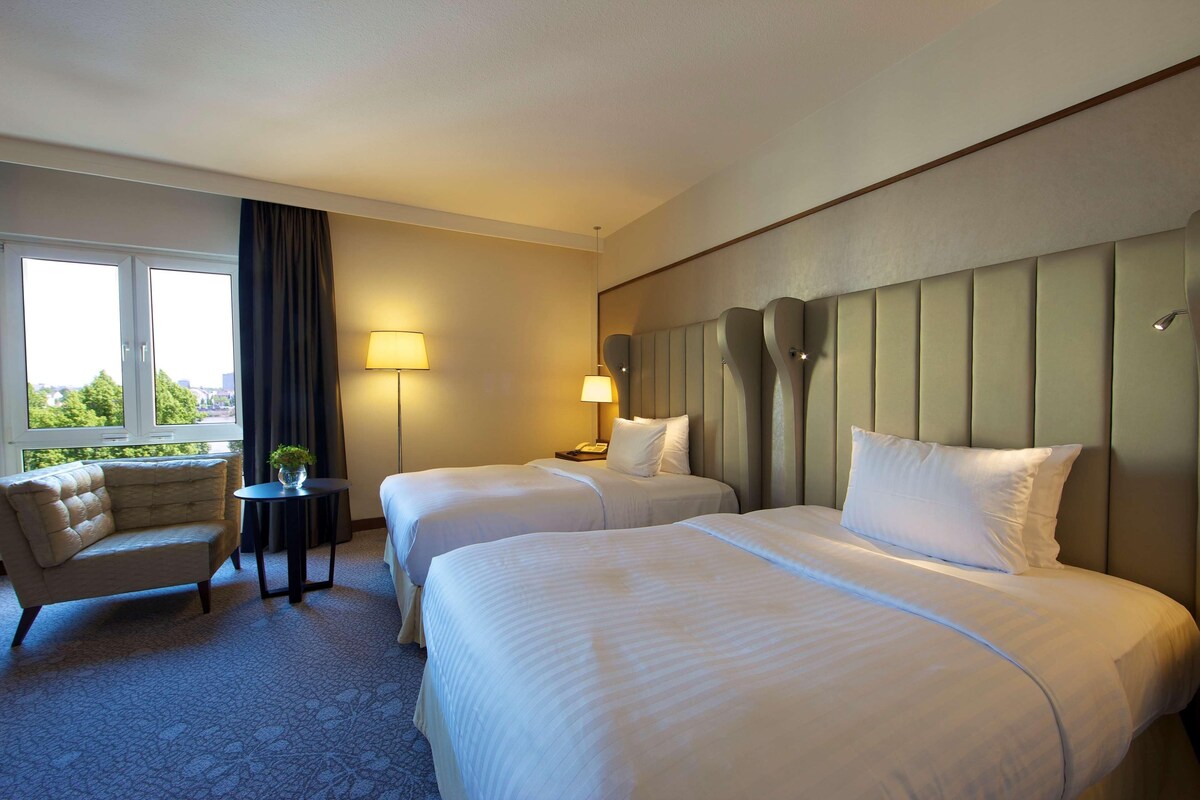 Egyptian cotton sheets, premium bedding, in-room safe, desk