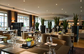 Breakfast, dinner, brunch served; alfresco dining