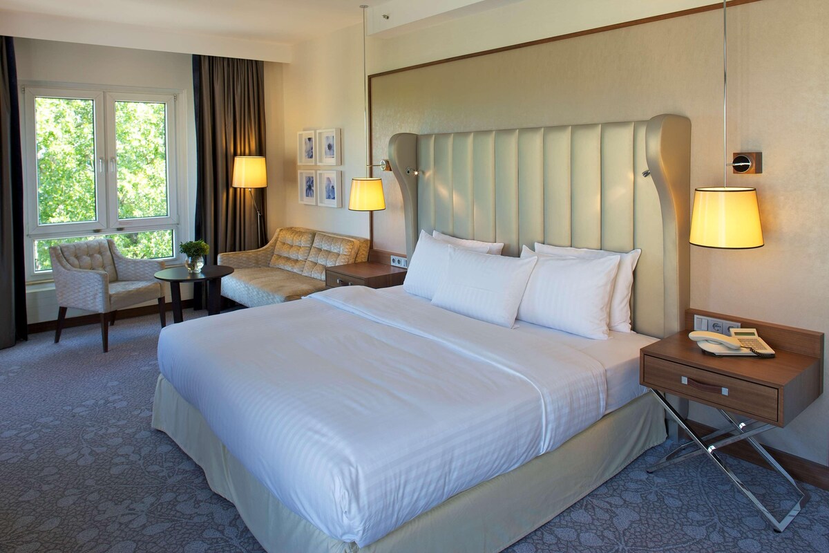 Egyptian cotton sheets, premium bedding, in-room safe, desk