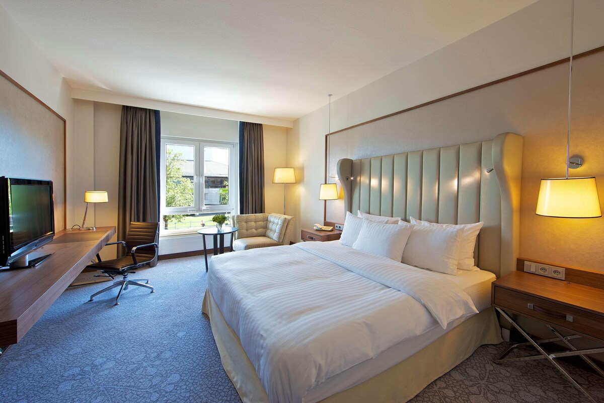 Egyptian cotton sheets, premium bedding, in-room safe, desk