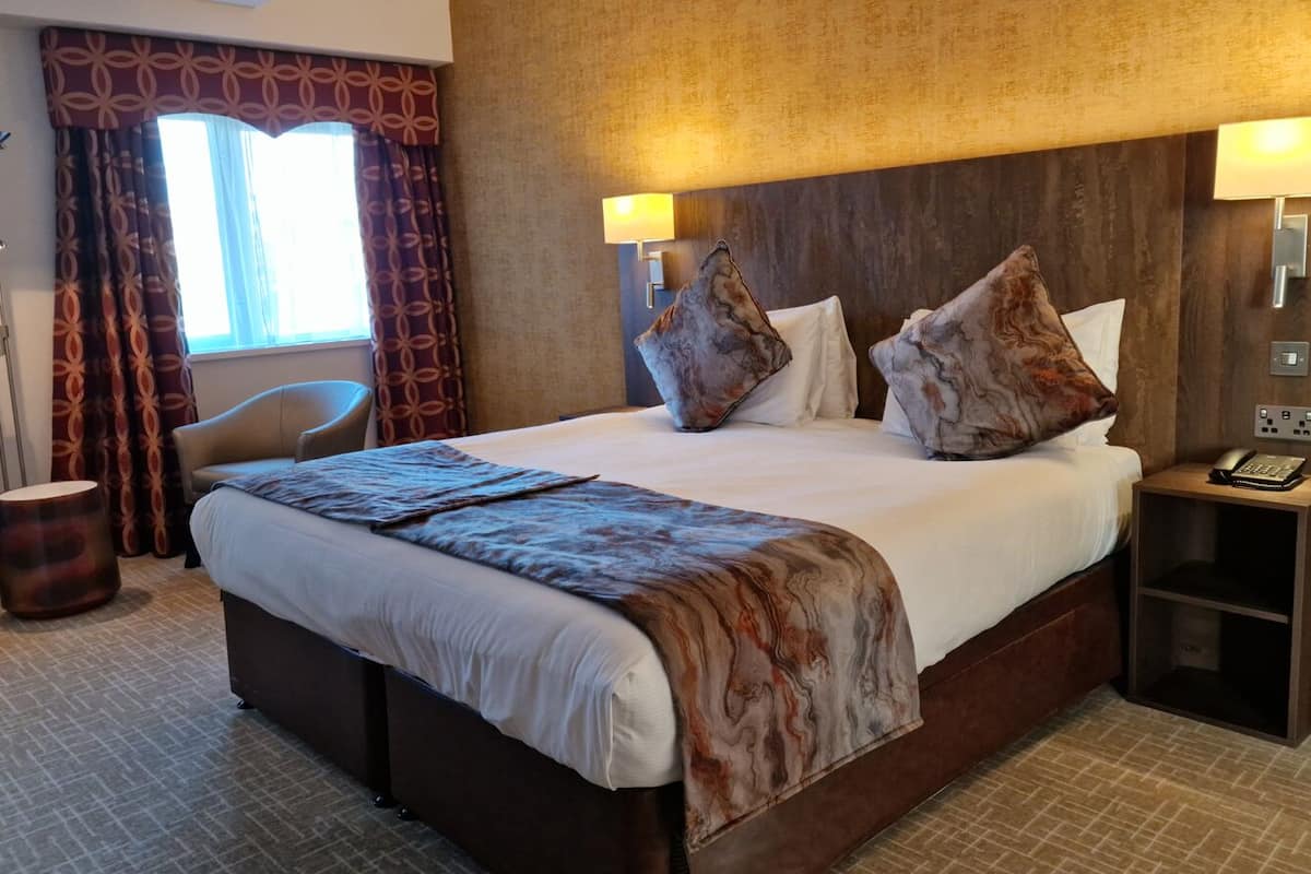 Suite, Multiple Beds | Hypo-allergenic bedding, desk, laptop workspace, blackout drapes