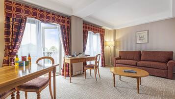 Premier-Suite, Mehrere Betten | Allergikerbettwaren, Schreibtisch, laptopgeeigneter Arbeitsplatz