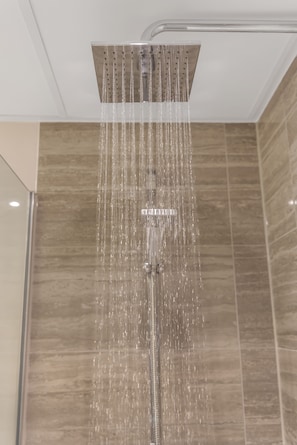 Free toiletries, hair dryer, towels - The Coppid Beech Hotel (Bracknell)