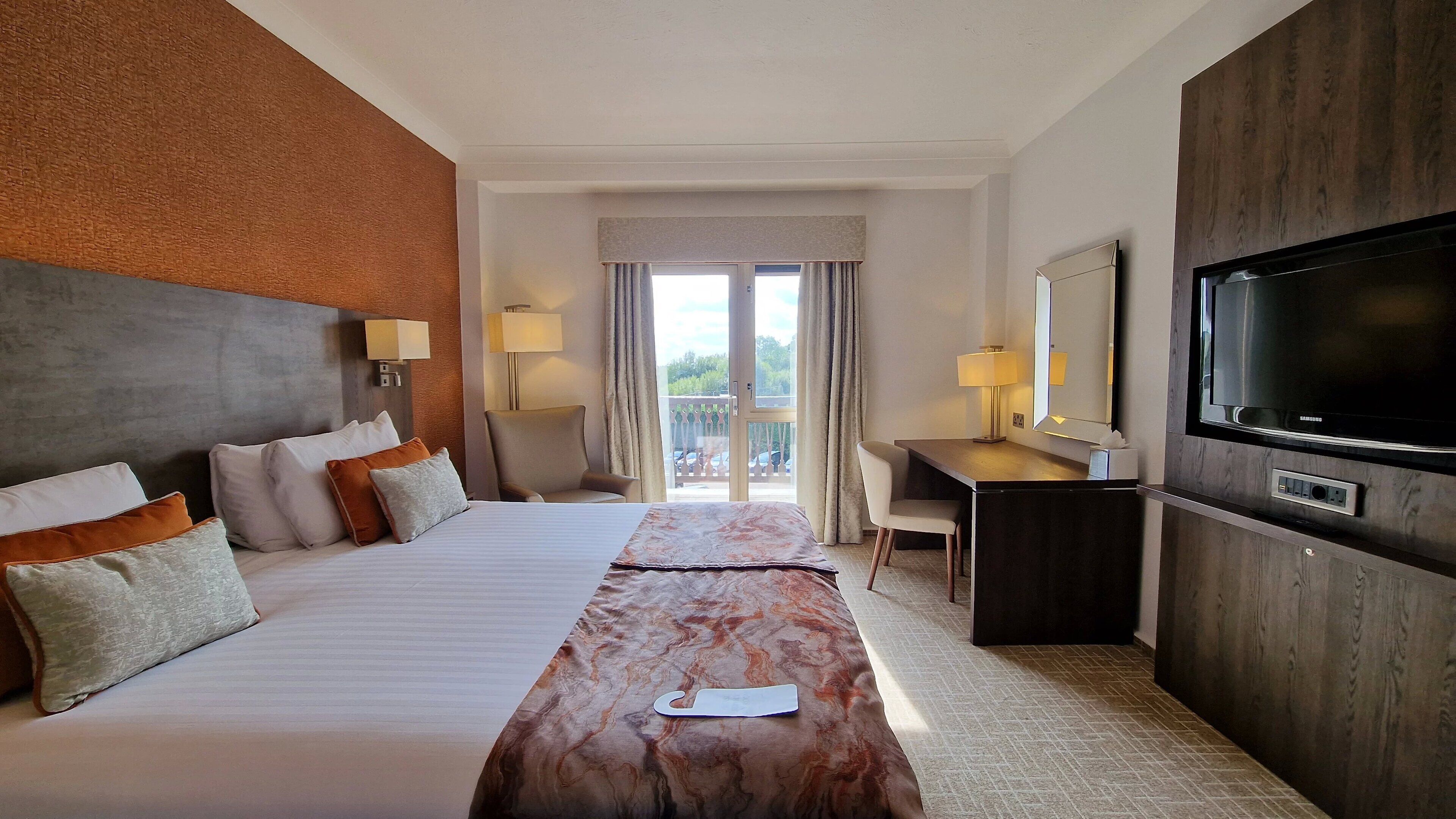 1 bedroom, hypo-allergenic bedding, desk, laptop workspace