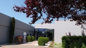 Vista frontal de la propiedad