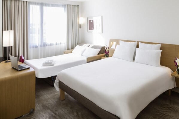 Bureau, rideaux occultants, chambres insonorisées