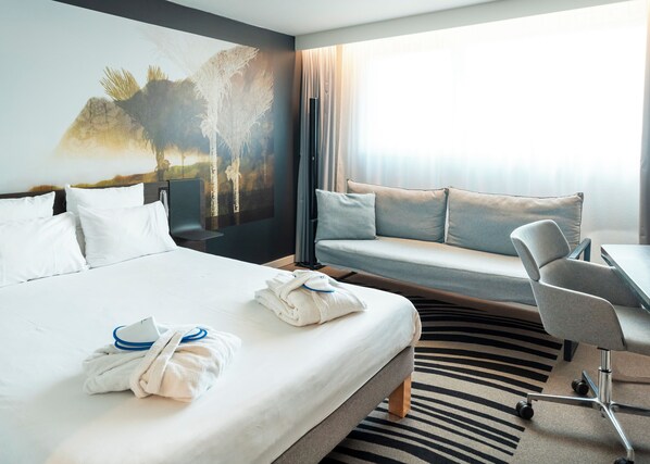 Executive kamer, 1 queensize bed met slaapbank | Een bureau, verduisterende gordijnen, geluiddichte muren