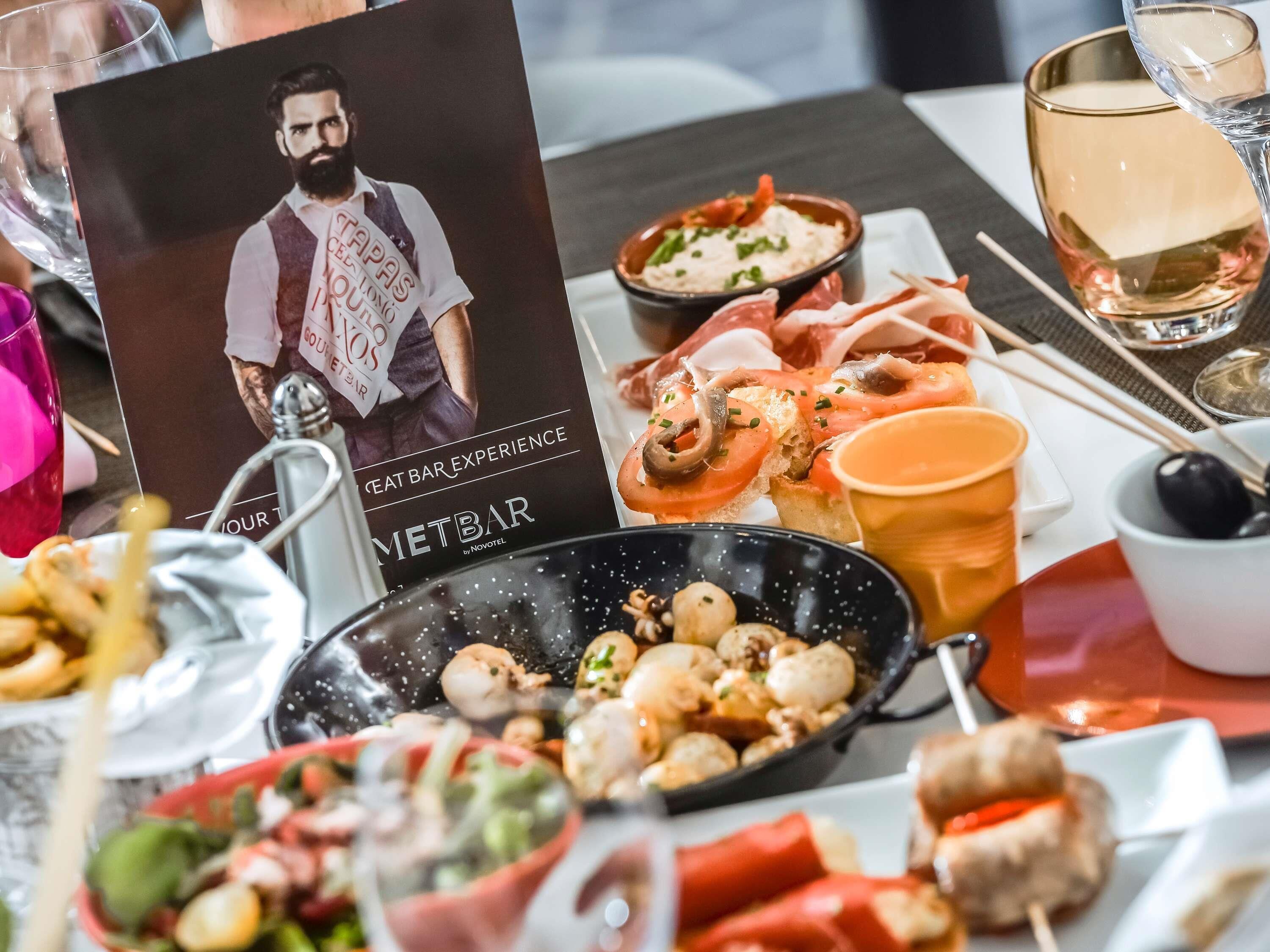 Una mesa de comedor con comida, una bebida y un cartel.