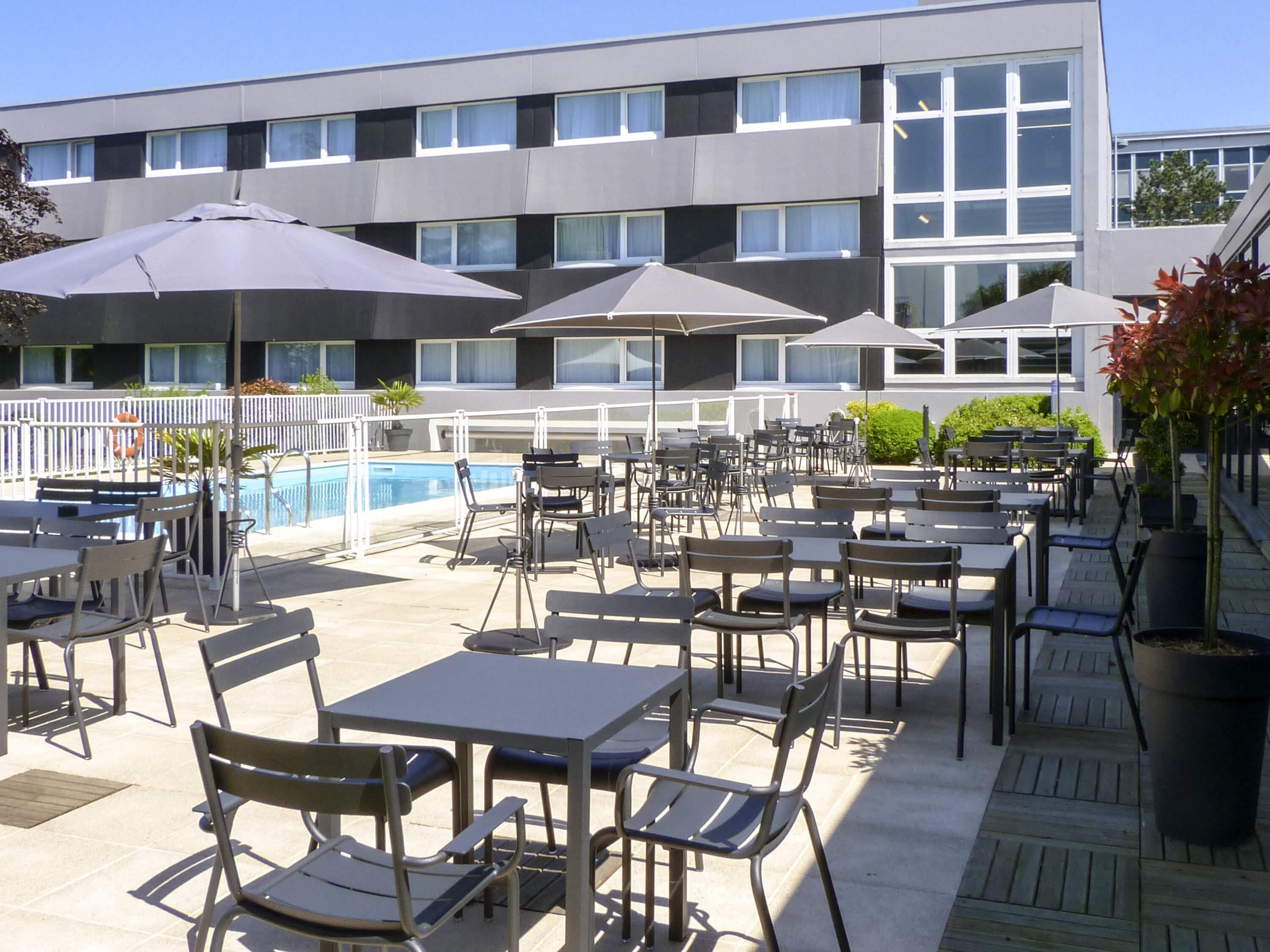 Piscine extérieure (ouverte en saison), chaises longues