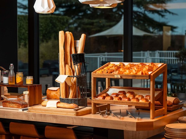 Tägliches Frühstücksbuffet gegen Gebühr