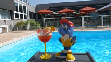 Bar junto a la piscina