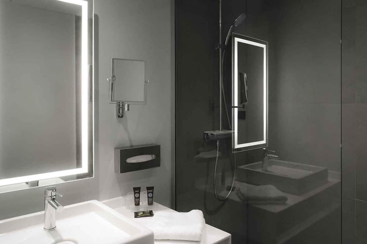 Escriptori, cortines opaques i habitacions insonoritzades
