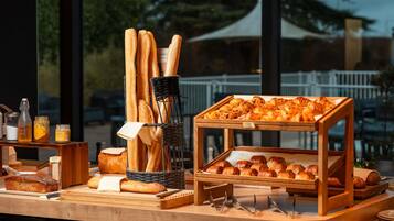 Café da manhã com buffet todos os dias mediante uma taxa