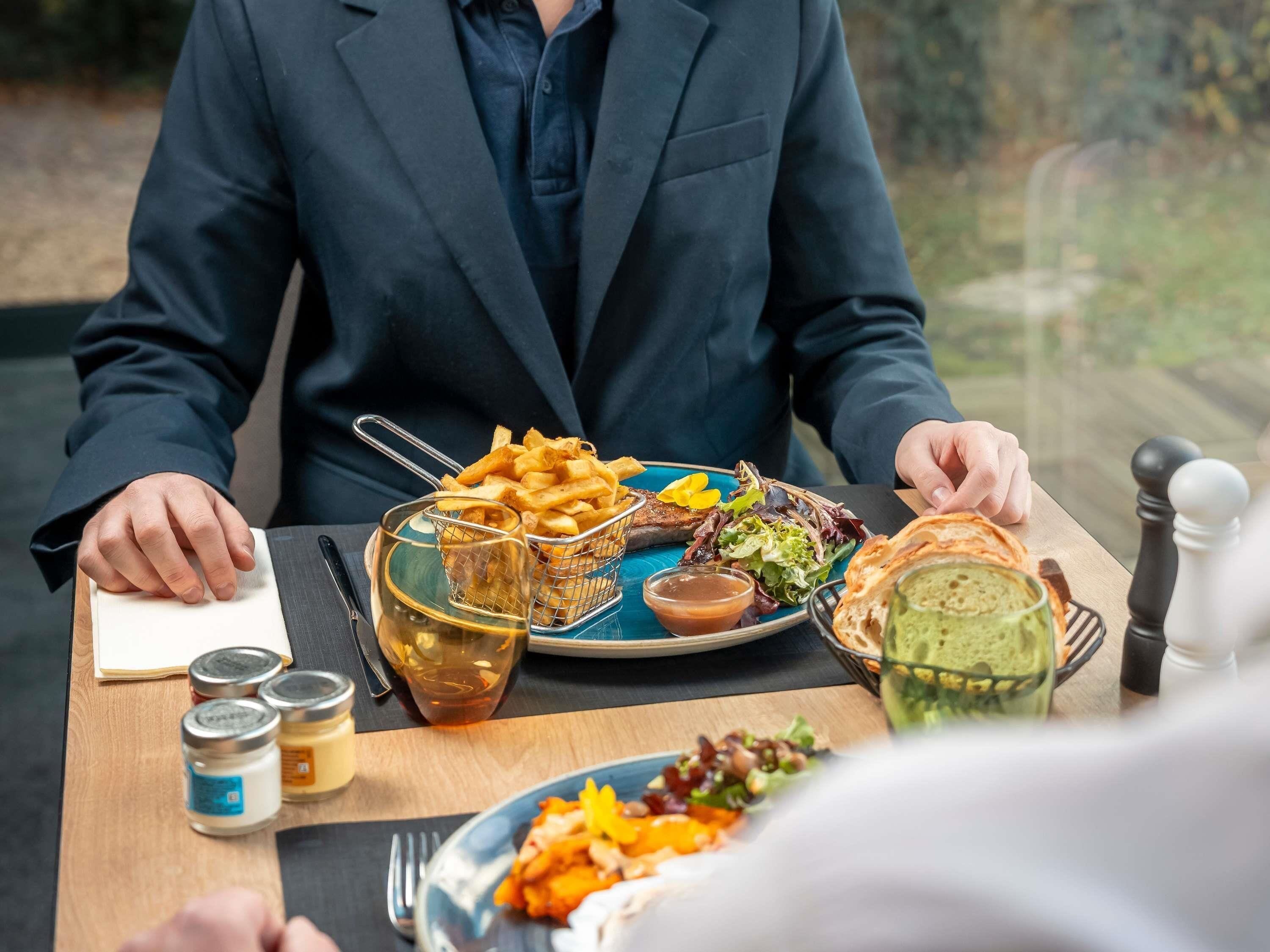Aperto a colazione e pranzo, cucina francese, con vista sulla piscina 