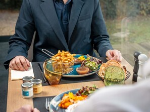 Breakfast, lunch, dinner served; French cuisine, pool views  - Novotel Caen Cote De Nacre (Caen)
