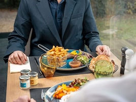 Se sirven desayunos y almuerzos; cocina francesa; junto a la piscina
