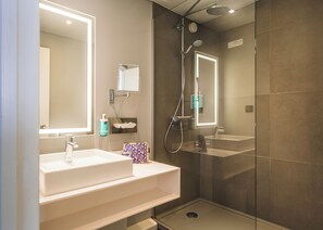 Regadera, amenidades de baño ecológicas, secadora de cabello, toallas 