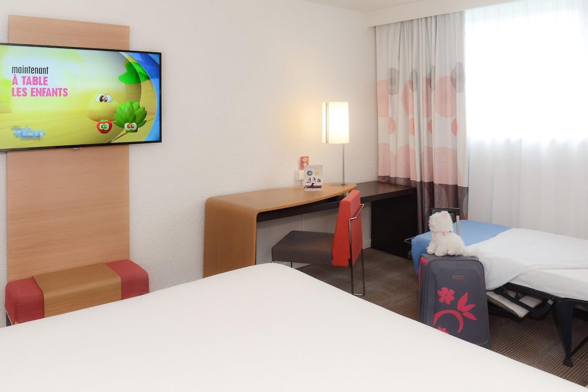 Habitación clásica, 1 cama matrimonial y sofá cama | Escritorio, cortinas blackout y insonorización