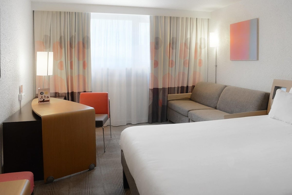Habitación clásica, 1 cama matrimonial y sofá cama | Escritorio, cortinas blackout y insonorización