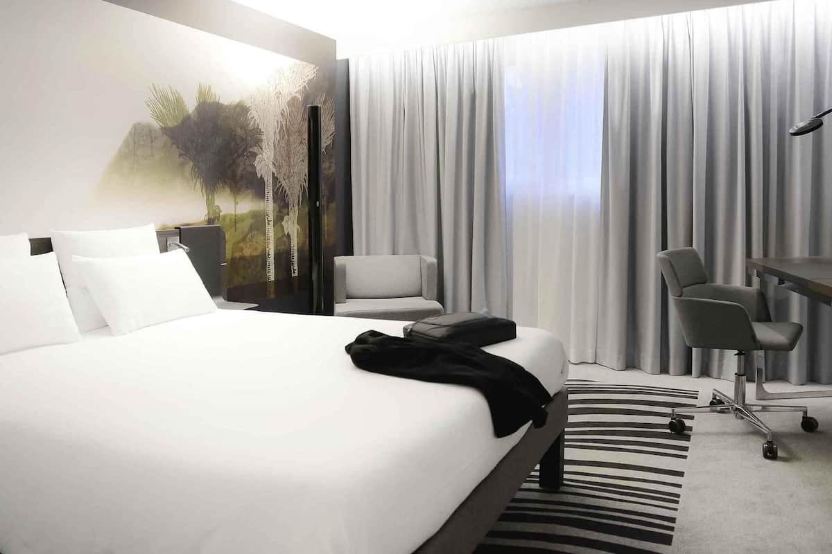 Habitación superior, 1 cama matrimonial | Escritorio, cortinas blackout y insonorización