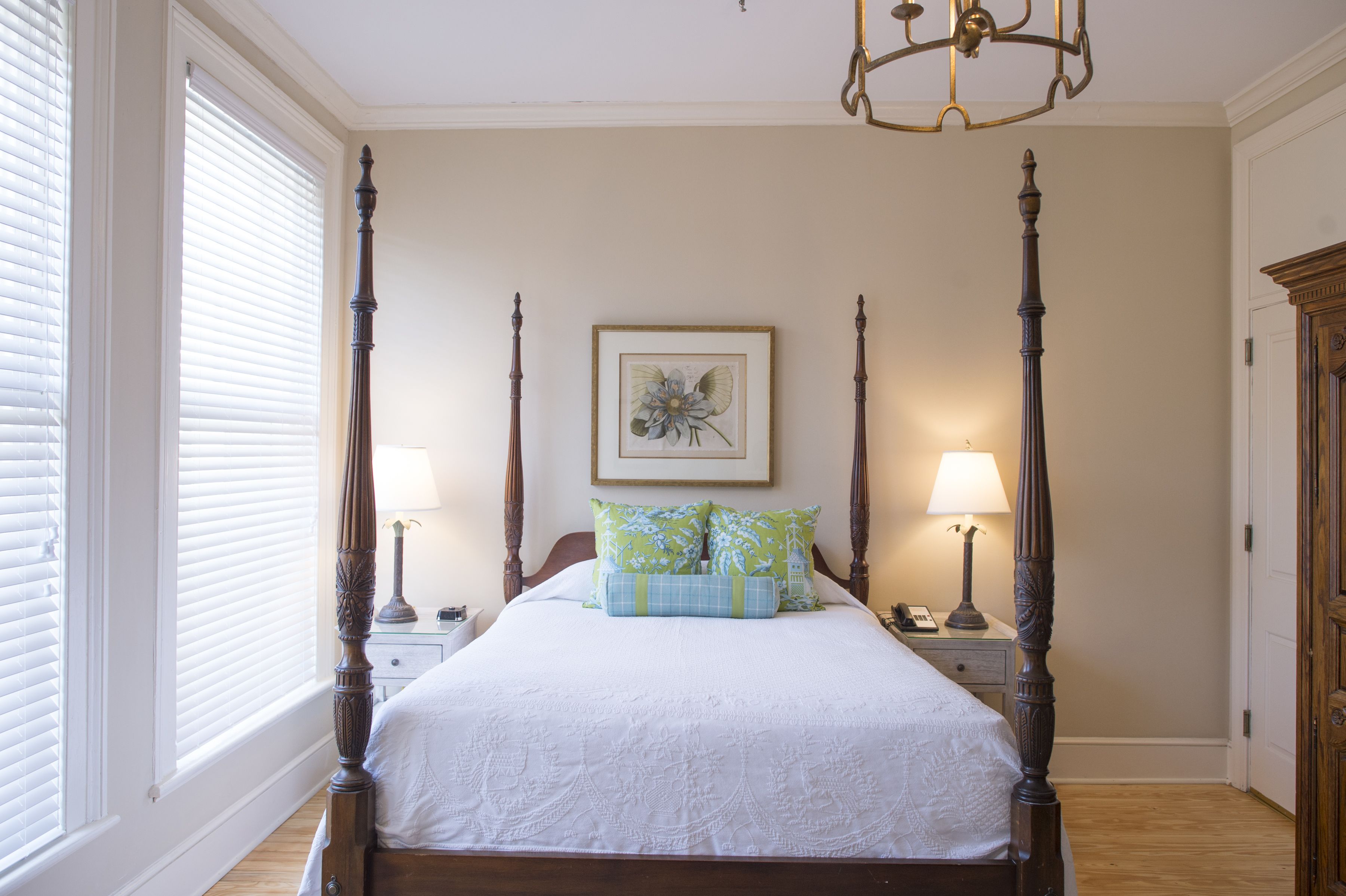 standard room, 1 queen bed | hypo-allergenic bedding, in-room safe, individually decorated