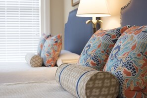 Hypo-allergenic bedding, in-room safe, individually decorated - Kings Courtyard Inn (Charleston)