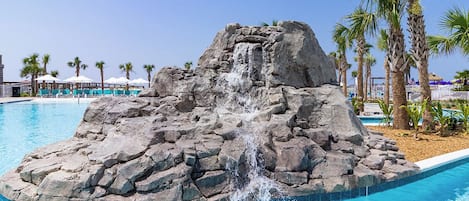 2 hồ bơi ngoài trời, dù/ô trên bãi biển/hồ bơi, ghế dài tắm nắng
