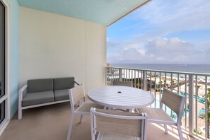 客房, 1 張特大雙人床, 陽台, 海濱 | 書桌、遮光布/窗簾、熨斗/熨衣板、折疊床/加床