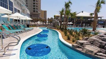 2 kolam renang outdoor, dengan payung kolam renang dan kursi berjemur