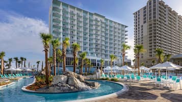 2 kolam renang outdoor, dengan payung kolam renang dan kursi berjemur