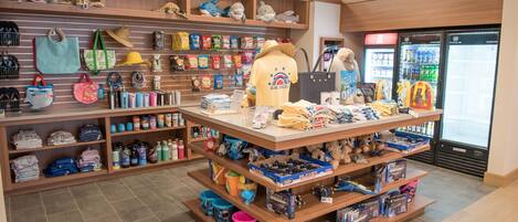 Una tienda minorista con estantes llenos de juguetes, bolsos y otros artículos.