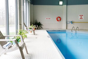 Indoor pool - Travelodge by Wyndham Ottawa East (Ottawa)