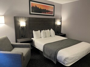 Deluxe Room, 1 Queen Bed, Non Smoking | Desk, laptop workspace, iron/ironing board, free WiFi - Travelodge by Wyndham Ottawa East (Ottawa)