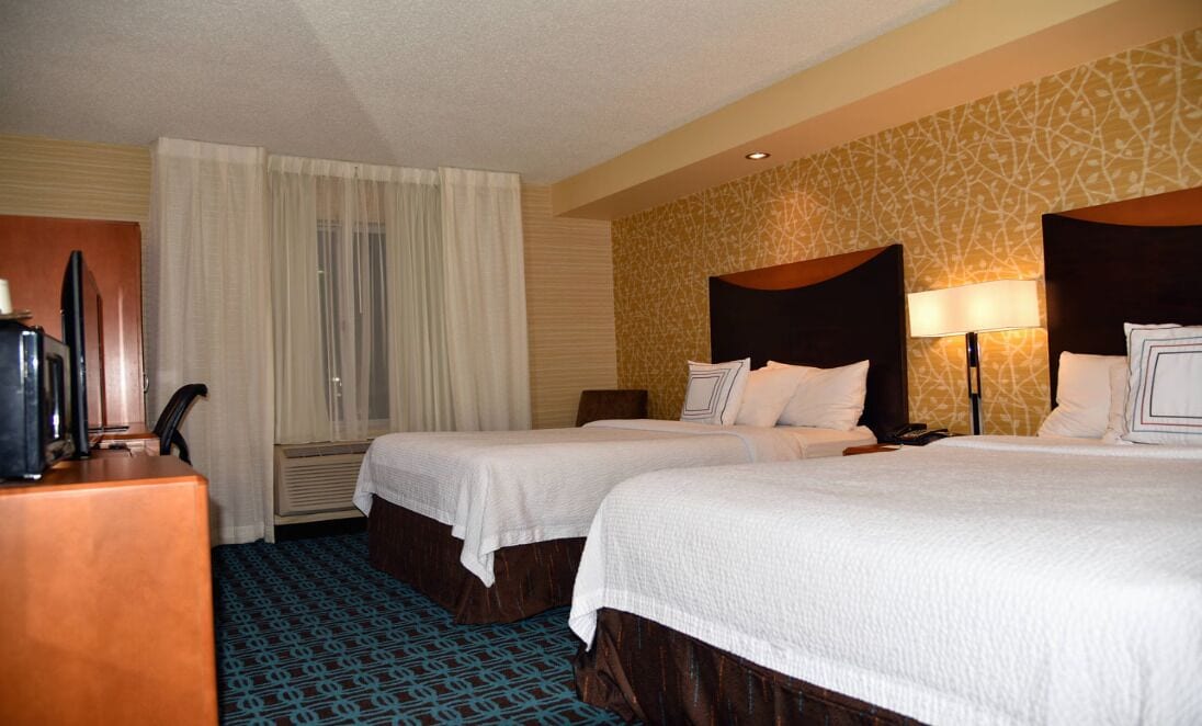 Habitación, 2 camas matrimoniales | Caja de seguridad en la habitación y escritorio 