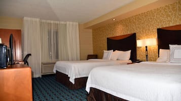 Habitación, 2 camas matrimoniales | Caja de seguridad en la habitación y escritorio