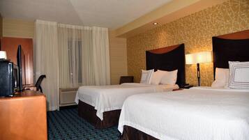 Habitació, 2 llits dobles | Caixa forta a l'habitació, escriptori i planxa i posts de planxar