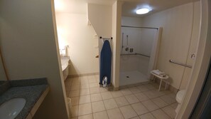 Suihkun ja ammeen yhdistelmä, ilmaiset hygieniatuotteet, hiustenkuivaaja