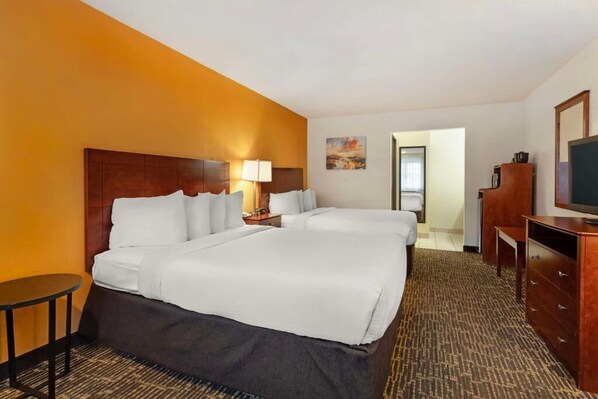 Kamar Standar, 2 Tempat Tidur Queen | Tirai kedap cahaya, setrika/meja setrika, Wi-Fi gratis, dan seprai linen