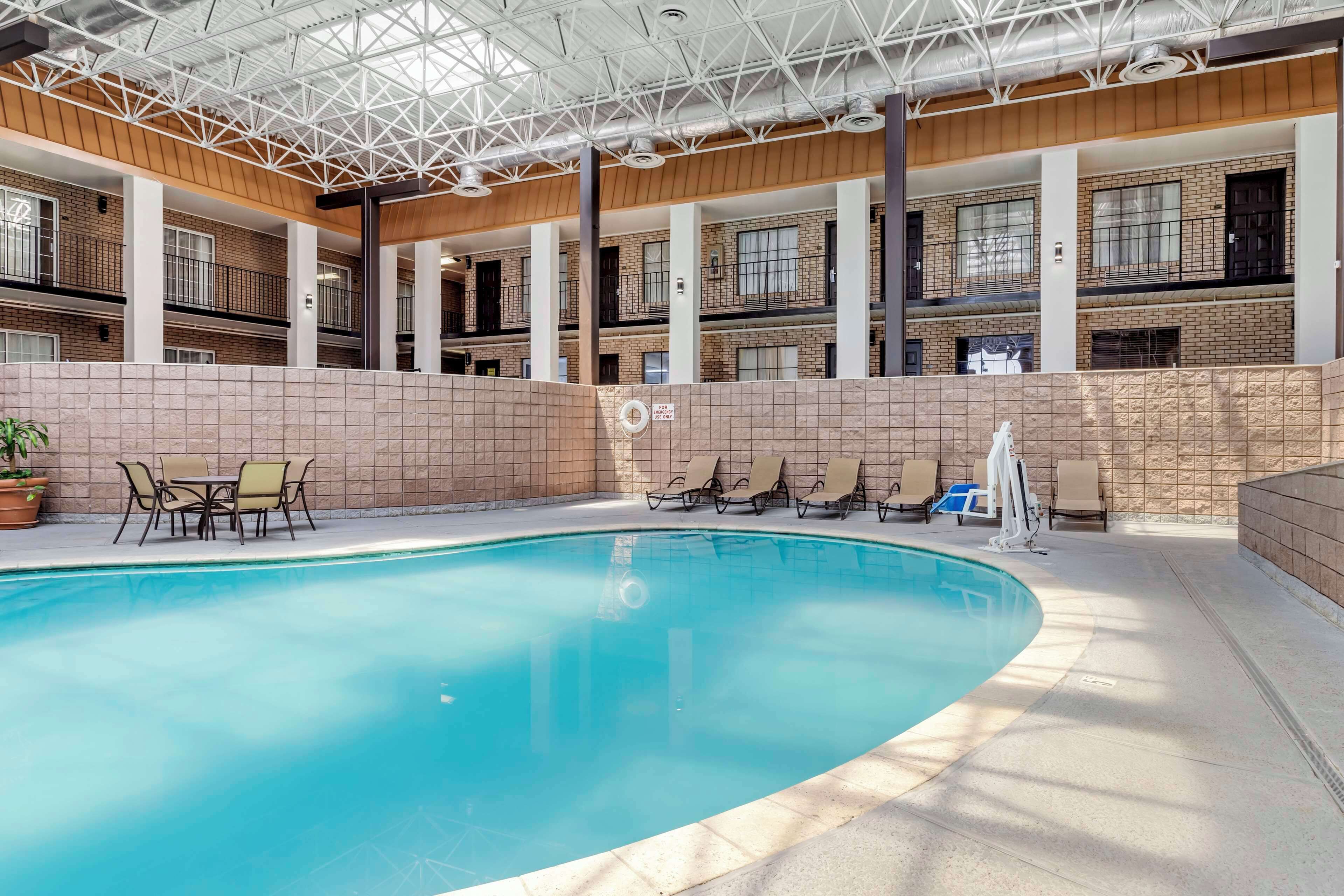 Sisäuima-allas avoinna 9.00–21.00, aurinkotuoleja