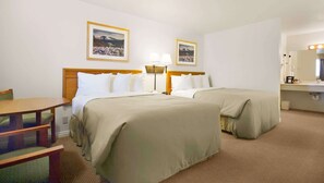 Habitación, 2 camas matrimoniales, para no fumadores | Escritorio, tabla de planchar con plancha, wifi gratis y ropa de cama 