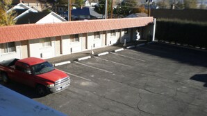 Un estacionamiento con una camioneta roja estacionada al frente.