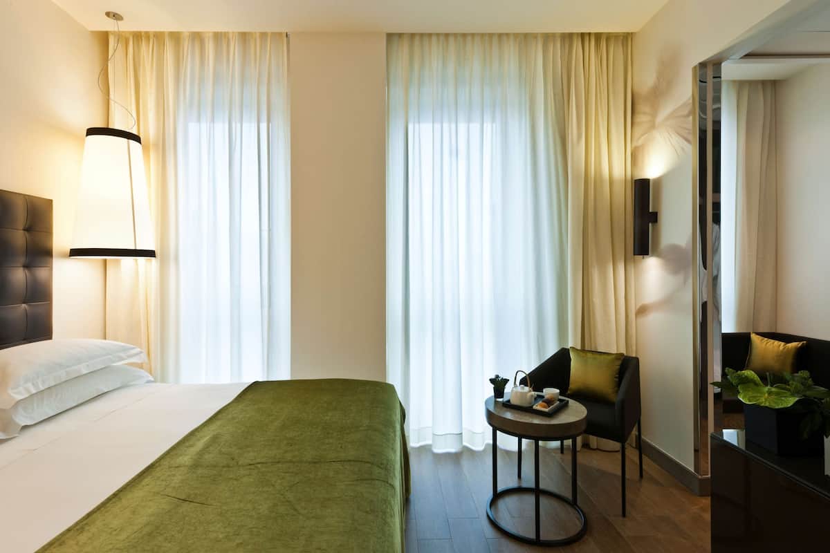 Hochwertige Bettwaren, Minibar, Zimmersafe, Schreibtisch