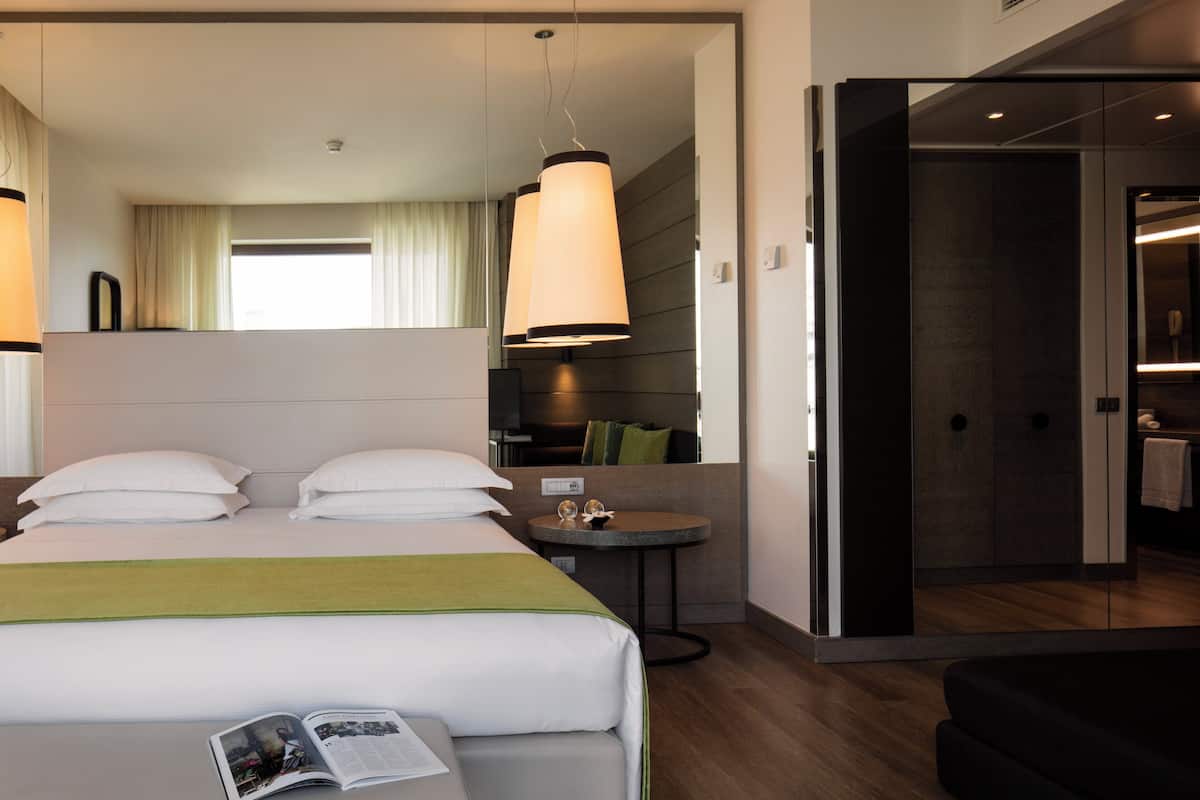 Premium bedding, minibar, in-room safe, desk