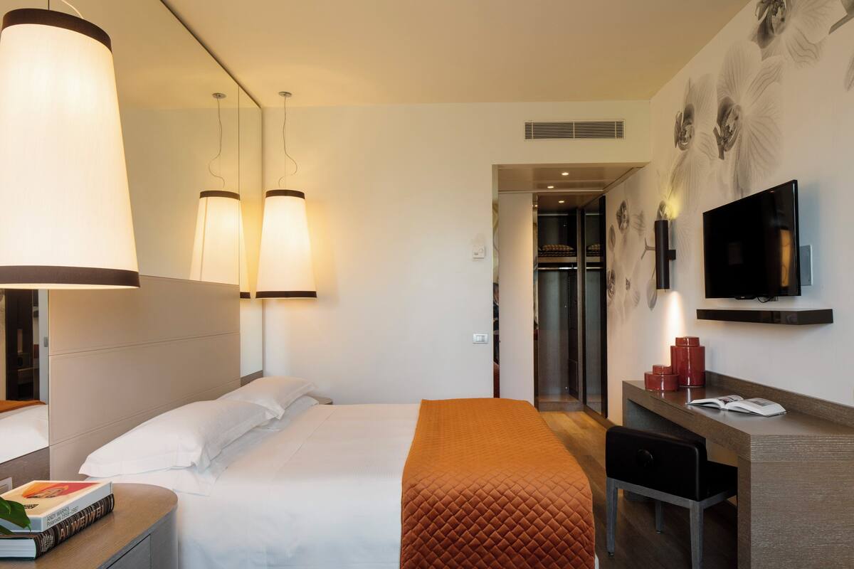 Deluxe Double or Twin Room | Peralatan tempat tidur premium, bar mini, peti besi dalam bilik, meja 