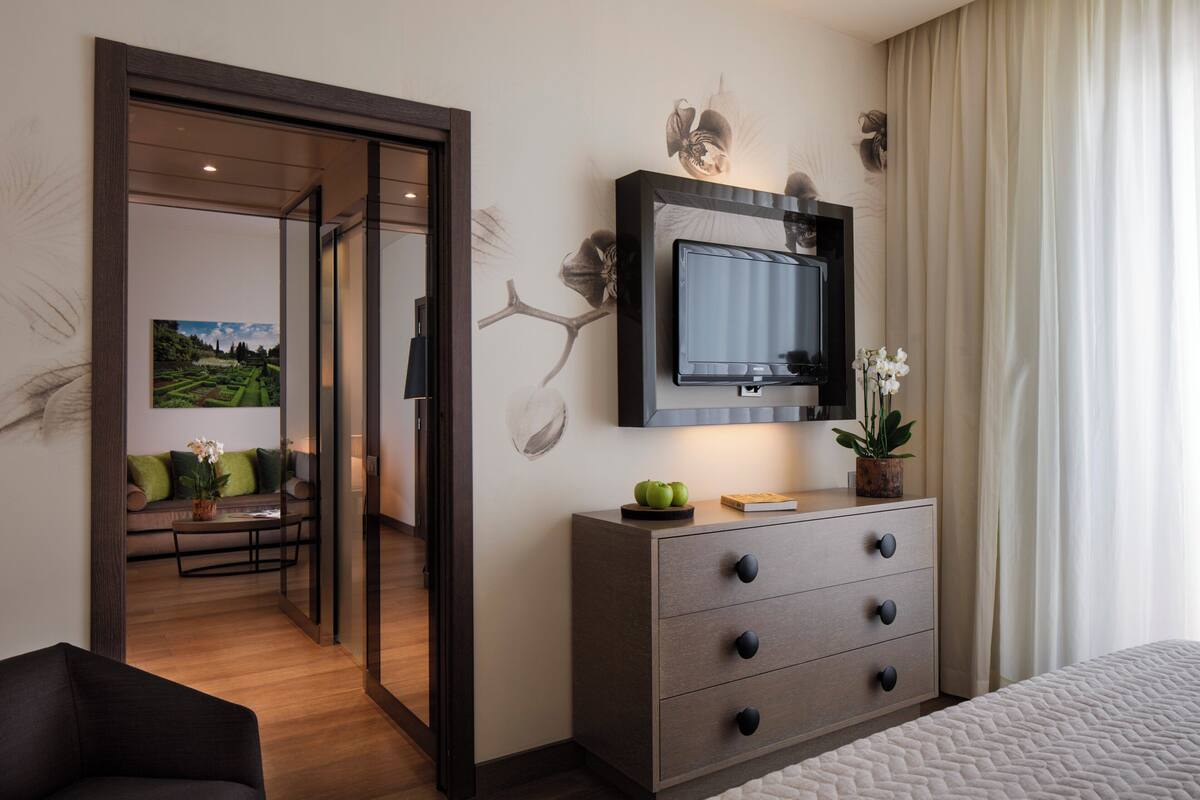 Peralatan tempat tidur premium, bar mini, peti besi dalam bilik, meja 